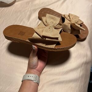 Super cute sandals just like new, they ended up being to big for me.